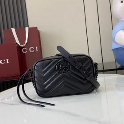 進口原廠皮。 迷你GG Marmont系列鍊帶肩背包采用頗具結構感的柔軟造型和拉