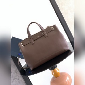 這款 Dior Normandie 手袋将實用設計與 Dior 的高訂精神融為一