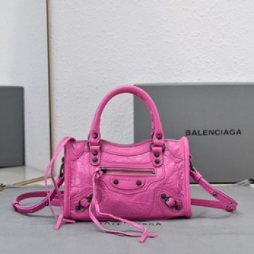 Balenciaga款 City Nano包包， nano size小巧，卻透着