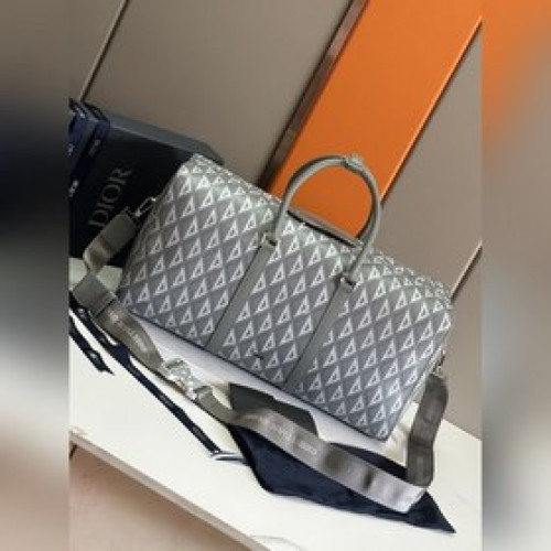 這款 Dior Lingot 50 行李袋是 Dior 全新的經典單品，實用而優