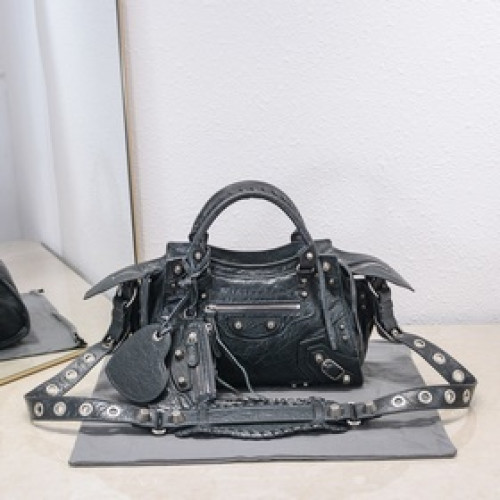 進口爆裂羊皮，顔色：深灰，尺寸：26*13*18 Balenciaga 巴黎世家