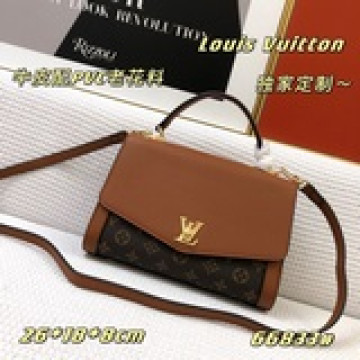獨家定制新品，手袋采用牛皮材質配PVC老花料，風格百搭。運用對比色标志性面料，