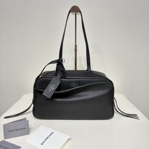 BALENCIAGA CARRIE 新推出的保齡球系列真的鲨瘋了！！獨特弧形包身