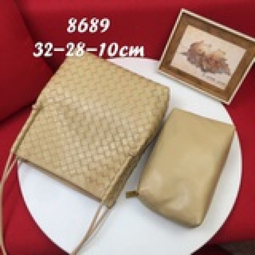 原版bottega veneta 最新設計托特編織水桶包還保留了bv一直原有的簡