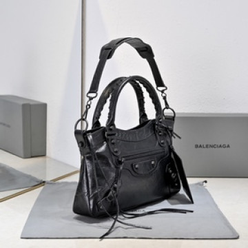 Balenciaga長款腋下包，尺寸：34 cm*20 cm*7 cm，顔色：黑