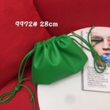 迷你the blub naa皮革肩背包 褶皺包底呈現圓潤廓形 1個主隔層 抽繩開