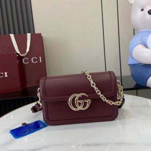 配全套原廠專櫃包裝了 Gucci Go系列專為運動而生。這款肩背包采用光面皮革制