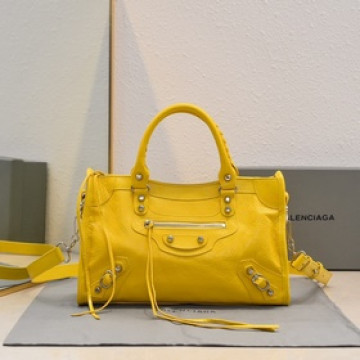 Balenciaga， 時代眼淚 機車包經典系列重現，時尚潮流，比舊版更簡潔大方