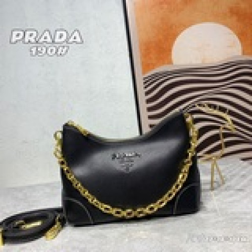 首秀 PRADA爆款之王（皮肩帶+肩挎鍊條），時尚絢麗又具備實用性的牛角包集齊了