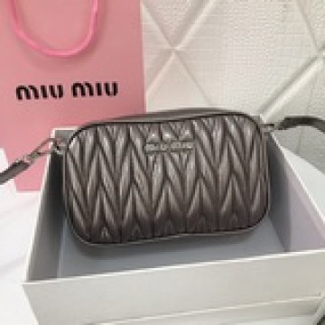 【MIUMIU】缪缪雙拉鍊相機包，5BH539，M81 采用進口定制綿羊皮，Ma