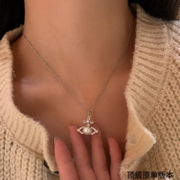 西太後 vivienne 土星鑲鑽珍珠項鍊珍珠搭配設計，搭配珍珠盡顯光澤質感。