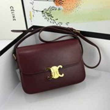 新品Celi&e賽@專櫃新款凱旋包TRIOMPHE從名字到設計細節，都是對品牌歷史的創新定義。