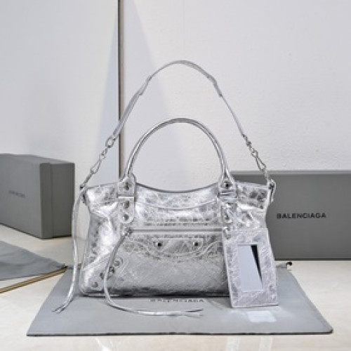Balenciaga長款腋下包，尺寸：34 cm*20 cm*7 cm，顔色：銀