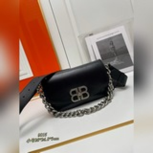 新款23Fall的 BB Soft 系列 超級柔軟超有質感！可調節肩帶銀鍊 鍊條