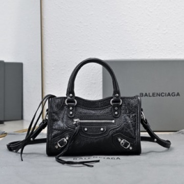 Balenciaga款 City Nano包包， nano size小巧，卻透着