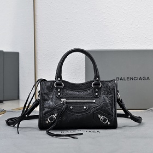 Balenciaga款 City Nano包包， nano size小巧，卻透着