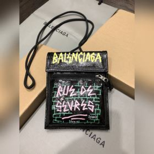 巴黎Balenciaga新款斜背/腰包/香煙包巴黎世家每次的設計都是剛剛好