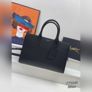 平紋｜鳄魚 專櫃同步最新shopping，采用進口小牛皮，皮質柔軟而有版型，織物