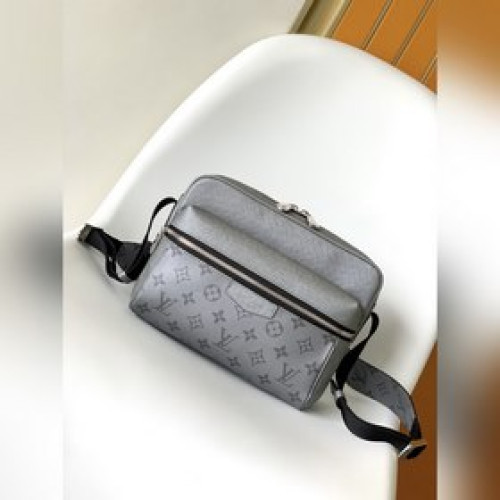 頂級原單LU OUTDOOR 郵差包M30830銀色 M30242藍 30233