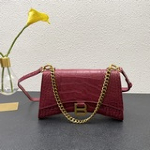 Balenciag     B家重磅推出沙漏鍊條斜挎包，外觀呈現一輪半月狀，上