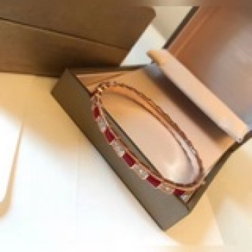 BVLGARI經典重現  寶格麗 蛇 手镯 細膩妖娆的線條設計，飾以明亮鑽石讓霸