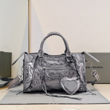 Balenciaga，新款機車包經典系列重現，時尚潮流，比舊版更簡潔大方，輕巧，