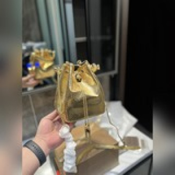 （折疊禮盒）寶格麗水桶包 小可愛一枚 實物特别閃閃精緻 華麗漂亮的皮質 鍊條也