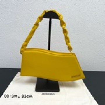 配盒子 Jacquemus* 新LeVague波浪紋腋下包獨特的波浪包身設計