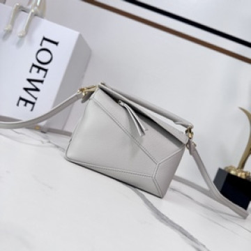 LOEWE 新版本 柔軟粒面牛皮革Puzzle Edge手袋 L家 推出的首次亮