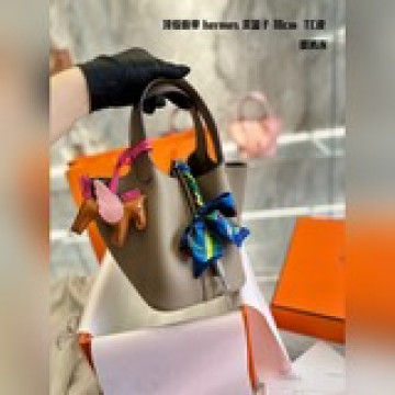 愛馬仕菜籃子常用的尺寸是18, 全新的出售價格在2-3萬，妥妥的入手不虧 全套包