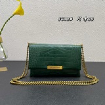 Balenciag trilet風琴鍊條包推出的鳄魚紋三合一系列，背帶和鍊條有