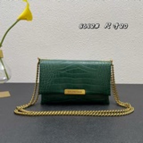 Balenciag trilet風琴鍊條包推出的鳄魚紋三合一系列，背帶和鍊條有