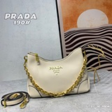 首秀 PRADA爆款之王（皮肩帶+肩挎鍊條），時尚絢麗又具備實用性的牛角包集齊了