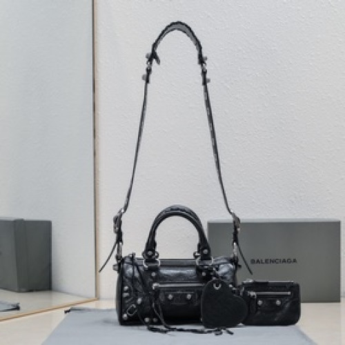 Balenciaga新款旅行包！迷你號22cm*12*10 ，黑色