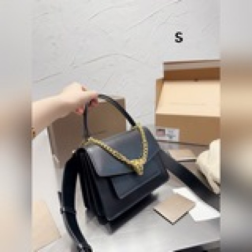 折疊盒寶格麗 牛皮 百搭 早秋必備簡直可愛！高顔值搭配 不會錯的一款全
