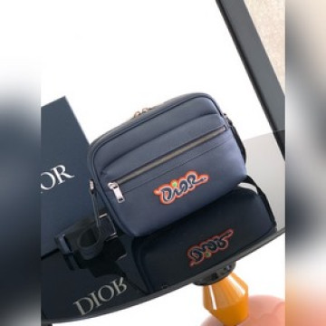 這款 Rider 2.0 拉鍊式信使包來自 DIOR AND KAWS 限定系列