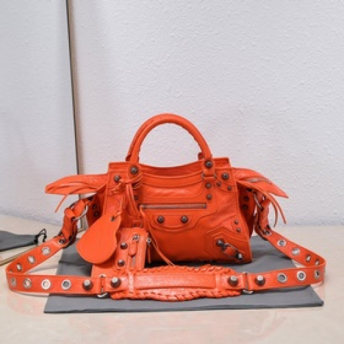 進口爆裂羊皮，顔色：橙色。 尺寸：26*13*18 Balenciaga 巴黎