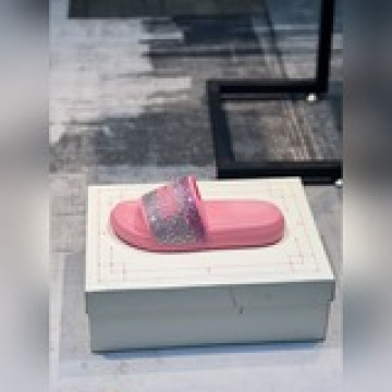 <麥昆~>情侶款  最火爆的品牌logo，标準性涼鞋拖鞋，衆多網紅同款，軟踏踏的