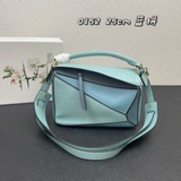 火遍全世界的熱銷款店主自留款哦[害羞]送禮佳品今年時裝周的it bag界殺入一匹