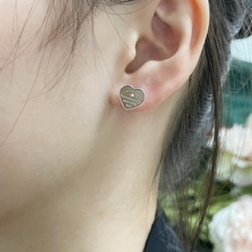 蒂芙尼素銀心形帶鑽耳釘，T家的珠心牌，很多人喜歡T家系列珠寶，因為它小巧精緻，簡
