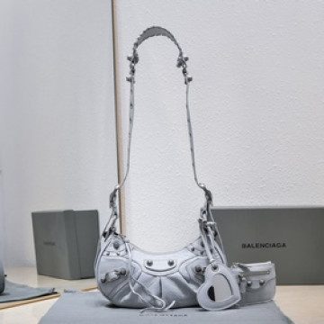 月牙包小號淺灰現貨，尺寸26 cm*12*6