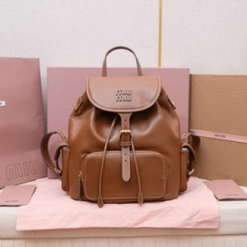 棕色大號現貨 MIUMIU新品學院風雙肩包：5BZ042，高品質小牛皮搭配厚實耐