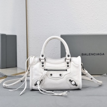 Balenciaga款 City Nano包包， nano size小巧，卻透着