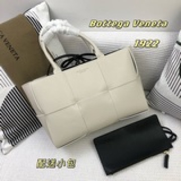 bv編織皮托特3格氣質款的托特包來啦 編織元素加上紅棕包身簡直是通勤好物，牛皮質