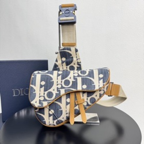 這款馬鞍包是 Dior 經典單品。采用酒椰草效果 Oblique 印花牛仔面料等