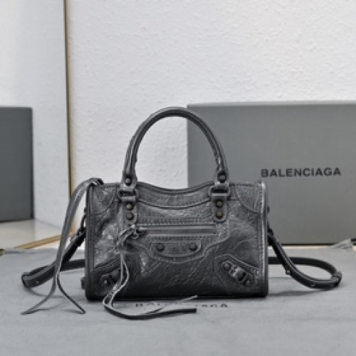 Balenciaga款 City Nano包包， nano size小巧，卻透着