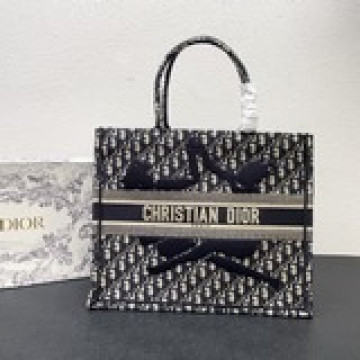 這款 Book Tote 手袋由 Dior 女裝創意總監瑪麗亞·嘉茜娅·蔻麗 (