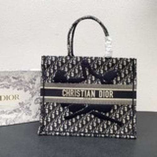 這款 Book Tote 手袋由 Dior 女裝創意總監瑪麗亞·嘉茜娅·蔻麗 (
