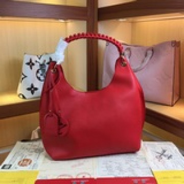 m53188，這款包選用進口顆粒taurillon小牛皮制做而成！其時尚輪廓極具