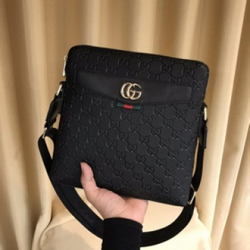 頂級gucci款最爆款男士休閑斜跨包意大利進口頂級牛皮無可挑剔的五金配件.名師設